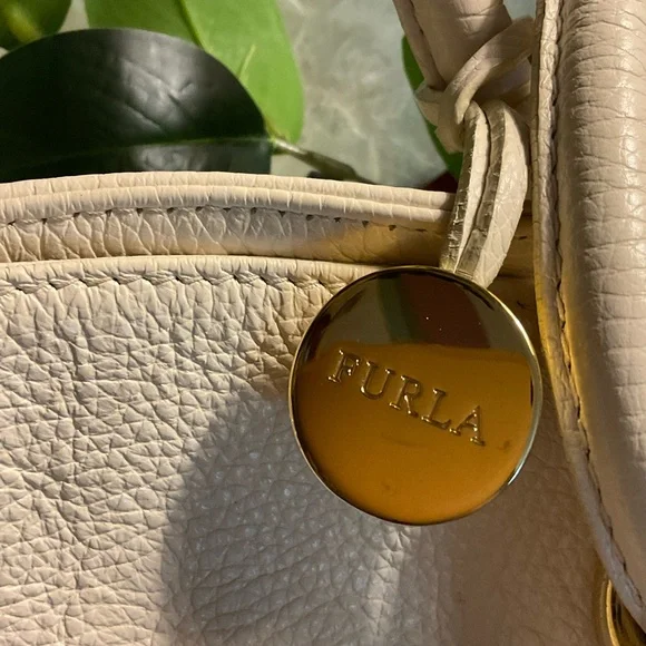 GUC Furla Cream Shoulder Bag - Picture 6 of 15